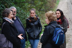 Fotografia di un gruppetto che si confronta durante il percorso